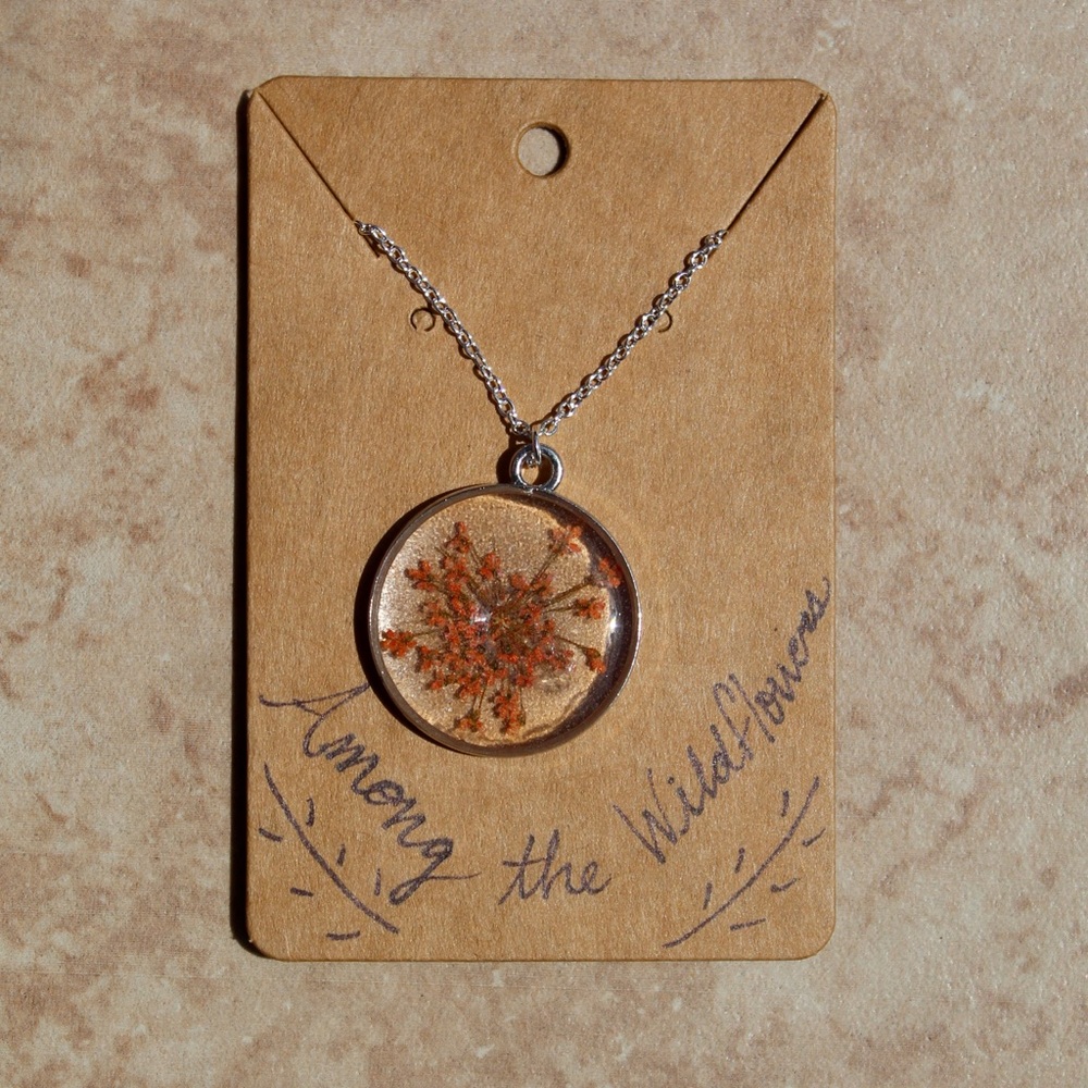 SALMON QUEEN ANNE'S LACE NECKLACE